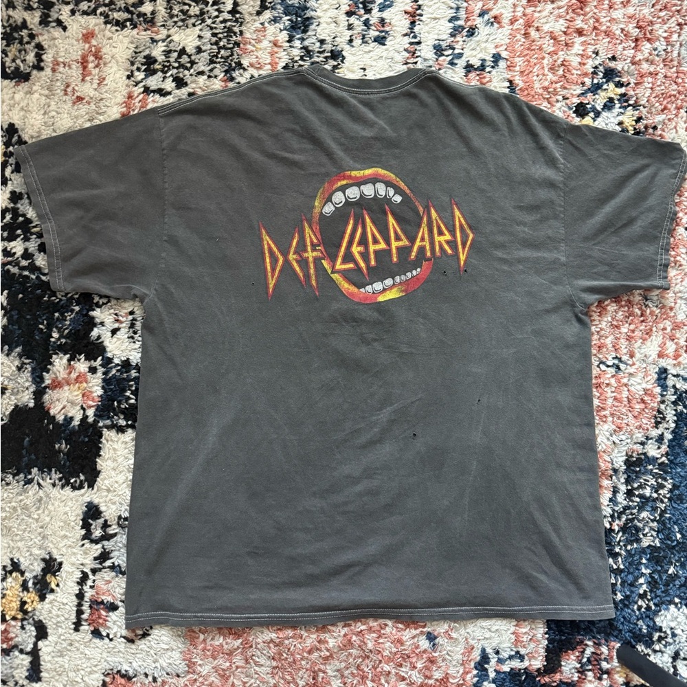 Def Leppard Vintage Look Graphic T-Shirt - Picture 2 of 4